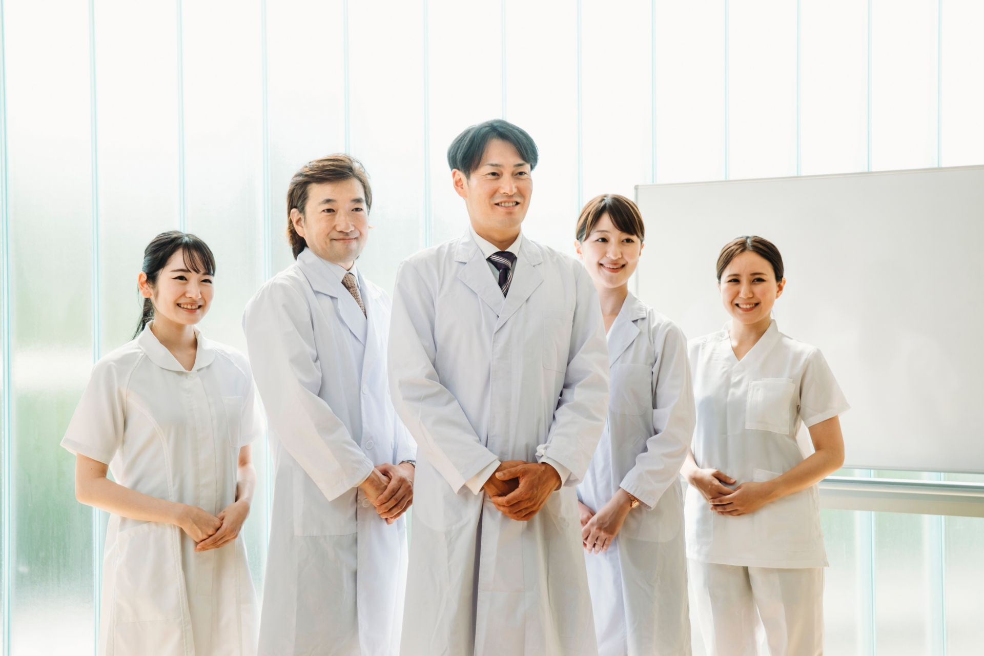クリニック開業はいつが最適?開業時の院長の平均年齢は?